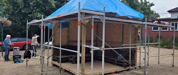 Auf einer Freiraum-Fläche in der Innenstadt wurde von Jugendlichen ein Pavillon errichtet.