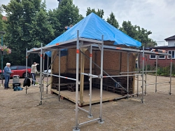 Auf einer Freiraum-Fläche in der Innenstadt wurde von Jugendlichen ein Pavillon errichtet.